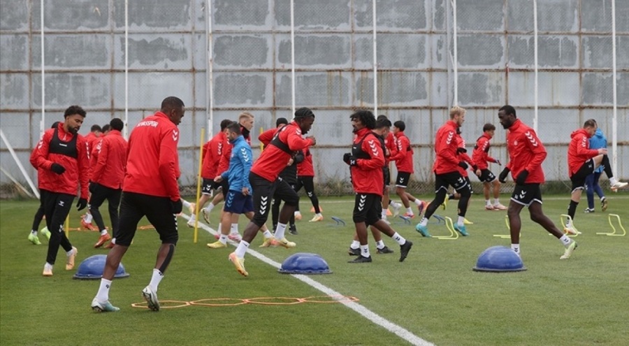 Sivasspor, Süper Lig'de yarın Adana Demirspor'a konuk olacak