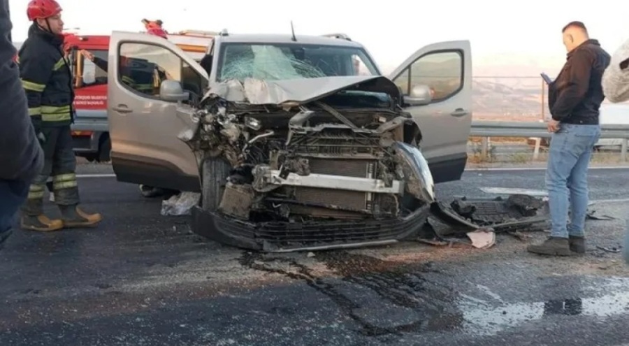 Yolcu indiren minibüse otomobil çarptı