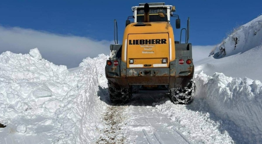 Hakkari'de üs bölgesi yolunda kar kalınlığı 1 metreye ulaştı