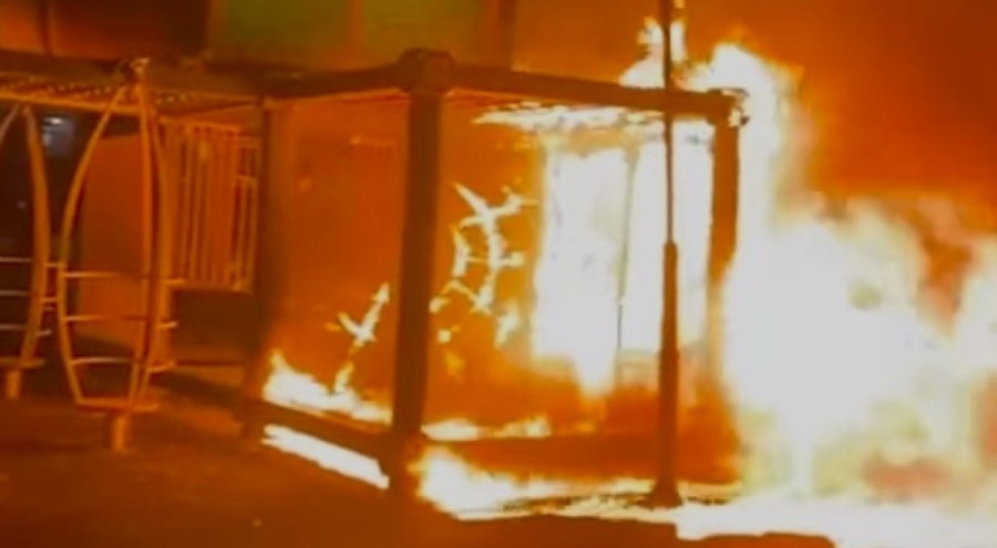 Parktaki çocuk oyun grupları yakılarak, kullanılamaz hale geldi