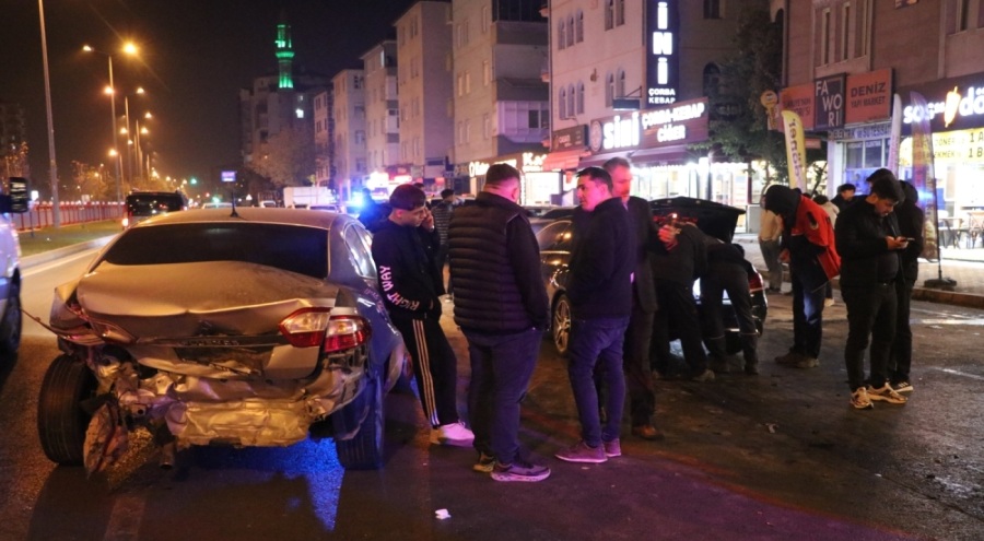 3 araca çarpan otomobil yandı: 4 yaralı