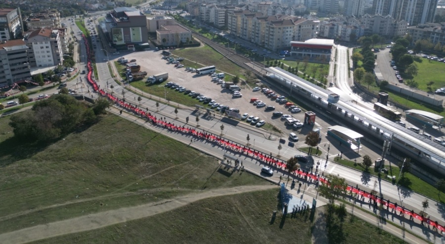 Bursa'da öğrencilerden teröre lanet, "Yaşasın Cumhuriyet" yürüyüşü