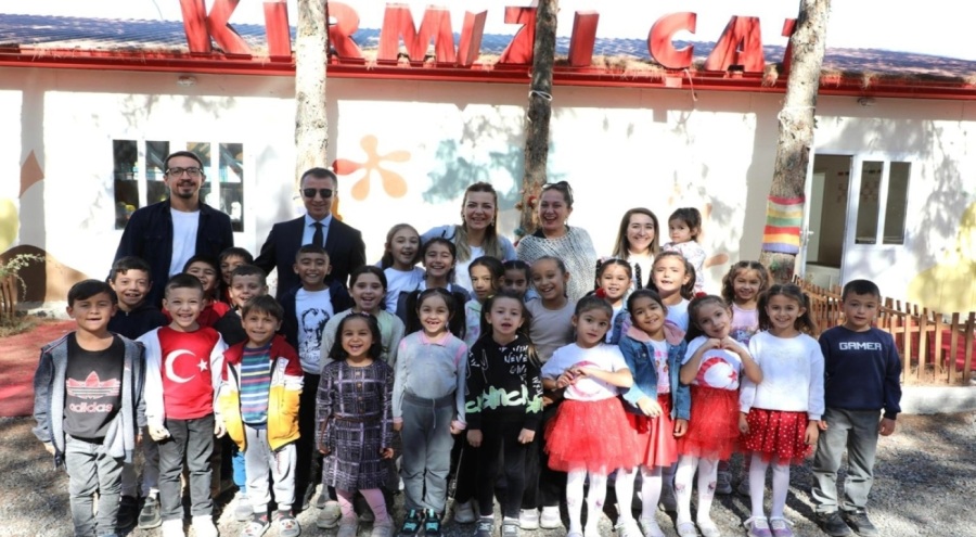 Ünlü oyuncu Burcu Kara, depremzede çocukları ziyaret etti