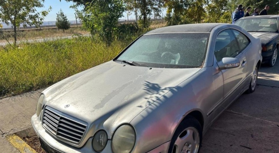 Havalimanında unutulan 2 otomobil gümrüğe gönderildi