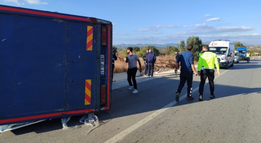 Kamyon şarampole devrildi: 2 yaralı