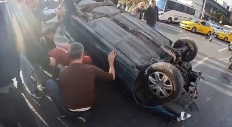 Takla atan araçta sıkışan sürücüyü vatandaşlar kurtardı