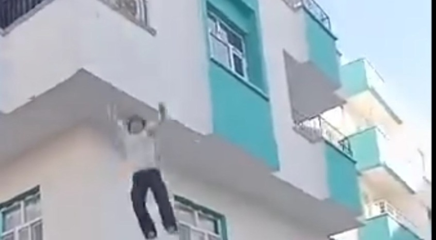 Çıkan yangında balkonda mahsur kalan genç kız ve çocuk battaniyeye atlayarak kurtuldu