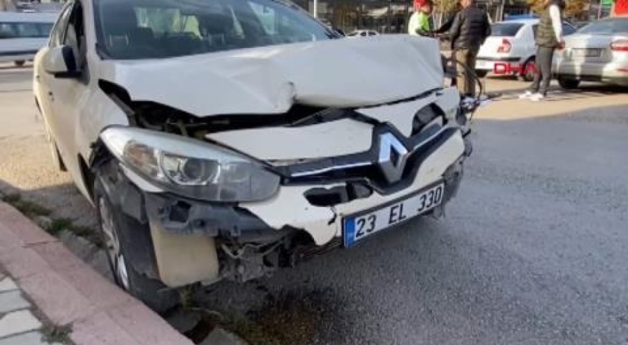 İki otomobil çarpıştı: 4 yaralı