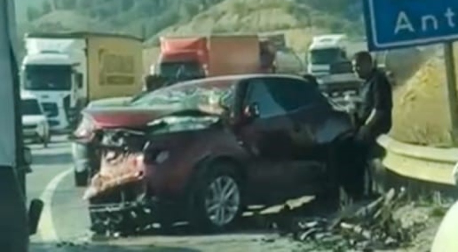 İki otomobil çarpıştı: 3 yaralı