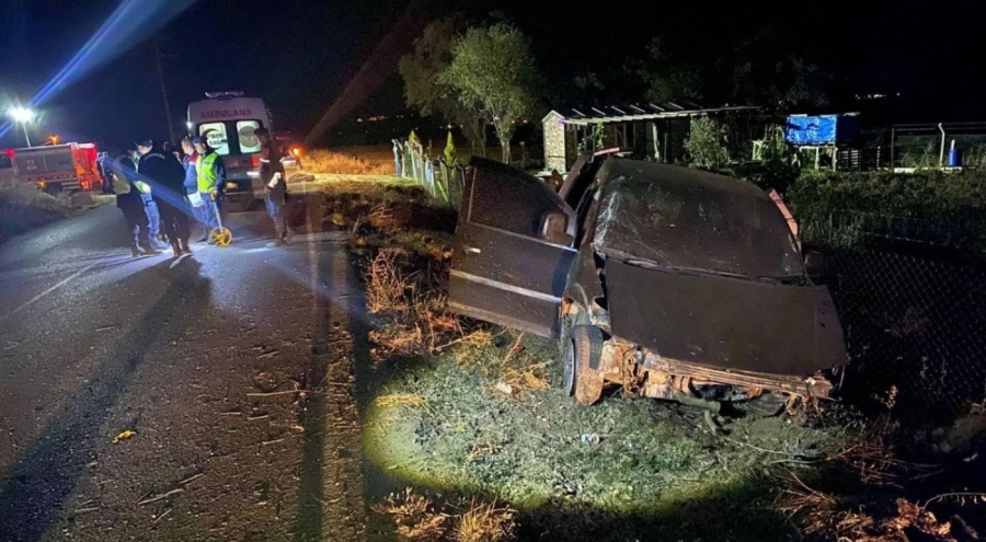 Hafif ticari araç beton çit direğe çarptı! Ölü ve yaralı var