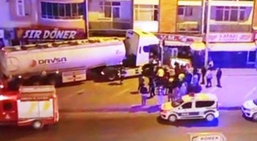 Kontrolden çıkan tanker marketin önünde durabildi