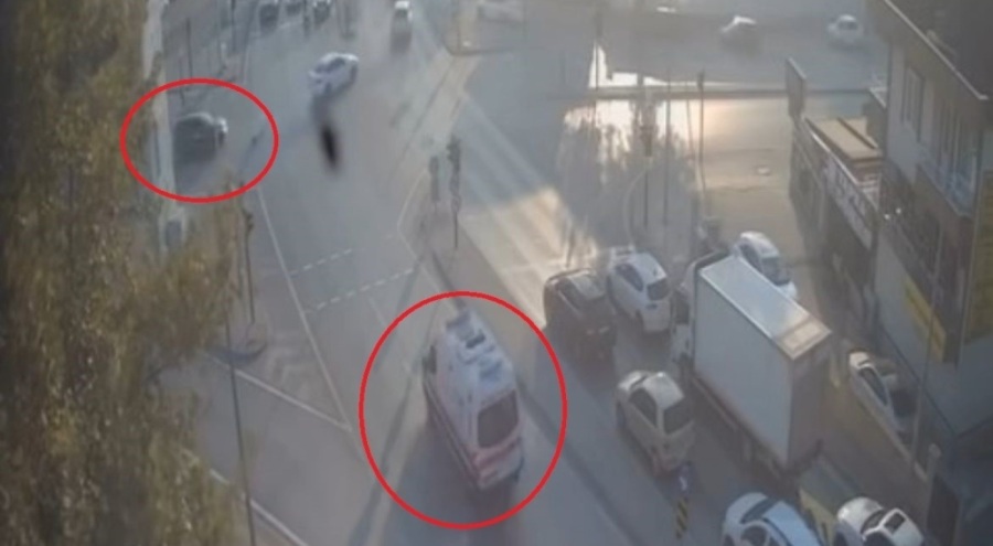 Bursa'da ters yönden ilerleyen ambulans otomobile çarptı