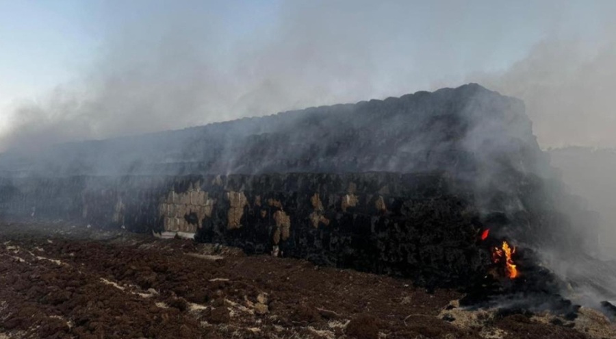 Tarlada toplanan saman balyaları yandı