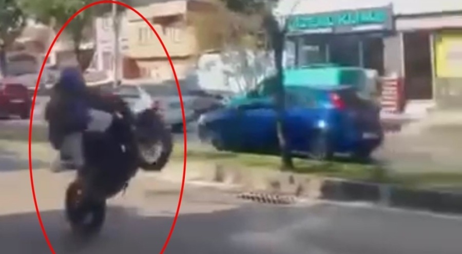 Bursa'da motosikletinin tek tekerleği üzerinde ilerlerken kaza yaptı