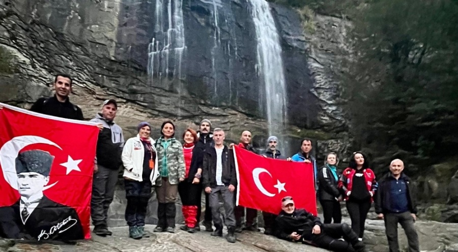 Bursa doğaseverler Cumhuriyet'i zirvede kutladı