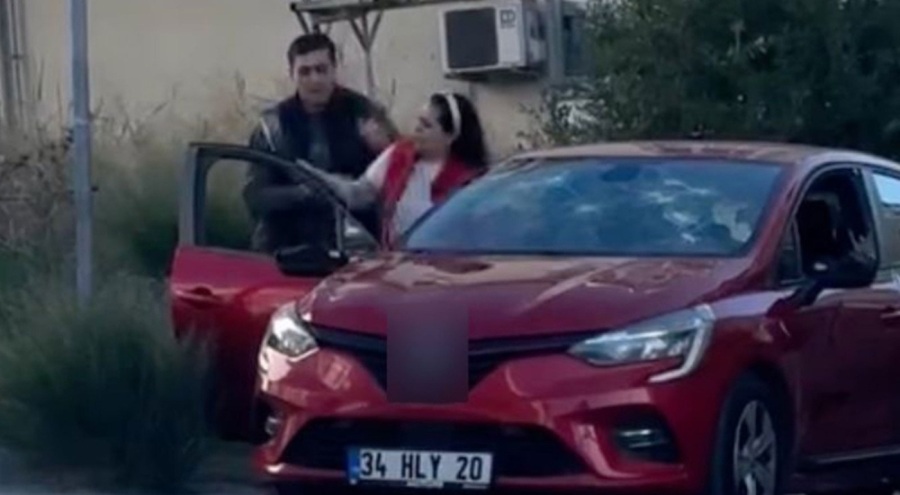 Bir kadın oğluna kızıp, aracına satırla saldırdı