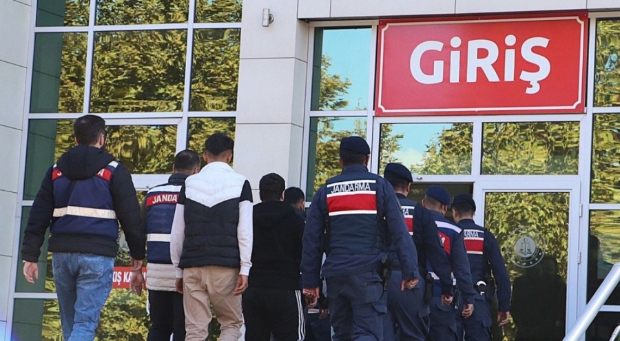 Sosyal medyada terör propagandası yapan 4 zanlı tutuklandı