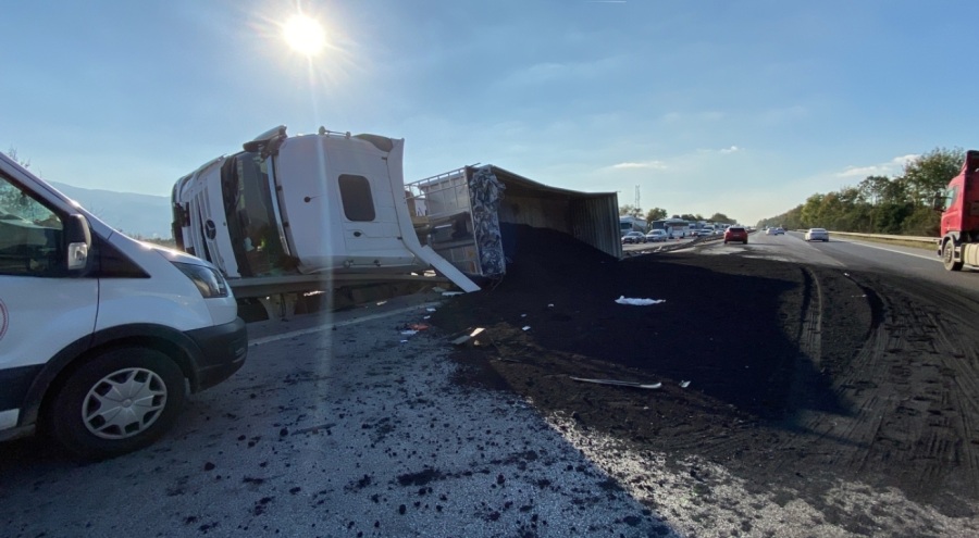 Petrokok yüklü tır devrildi!