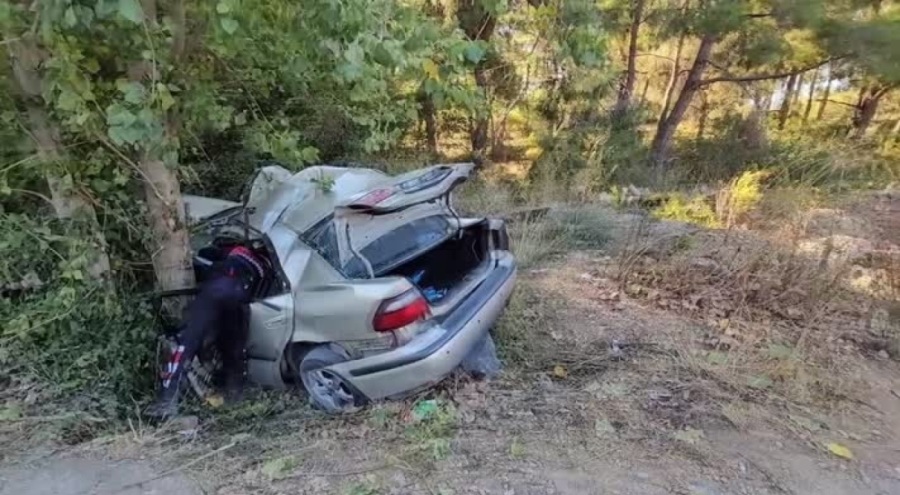 Yoldan çıkan otomobil ağaca çarptı!