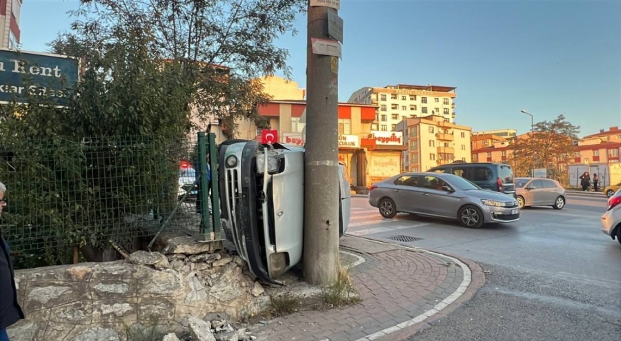 Otomobil elektrik direğine çarptı: 1 yaralı