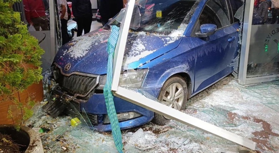 Kontrolden çıkan otomobil kafeye daldı!