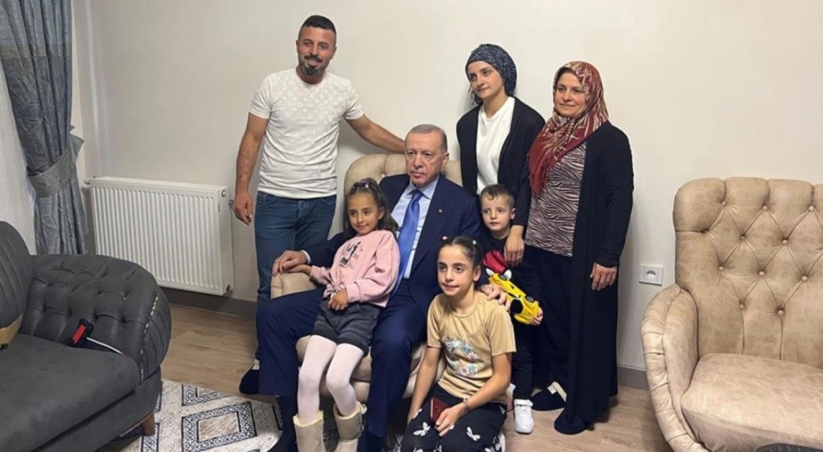 Cumhurbaşkanı Erdoğan'dan, Hatay'da yeni yuvasına kavuşan aileye ziyaret
