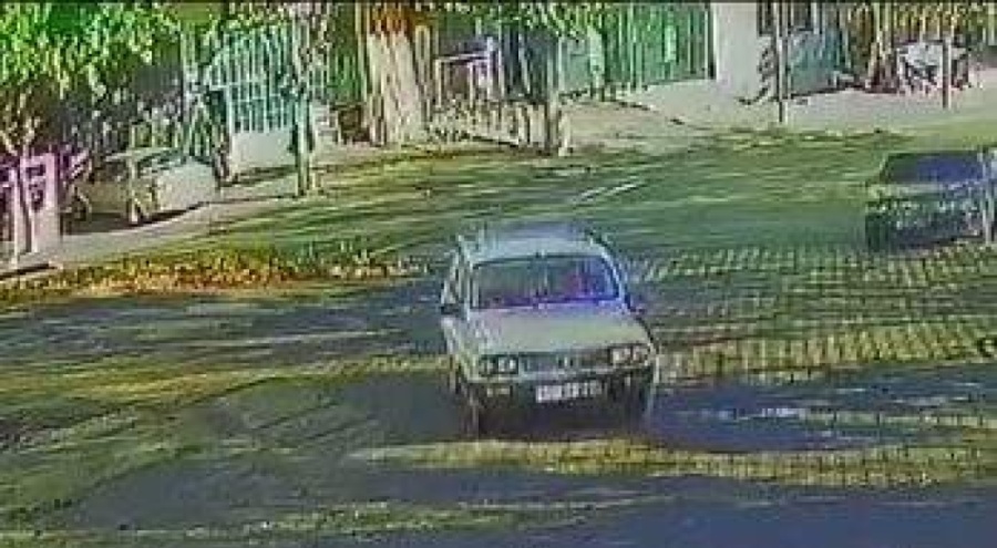 El freni çekilmeyen otomobil, bir binanın boşluğuna düştü