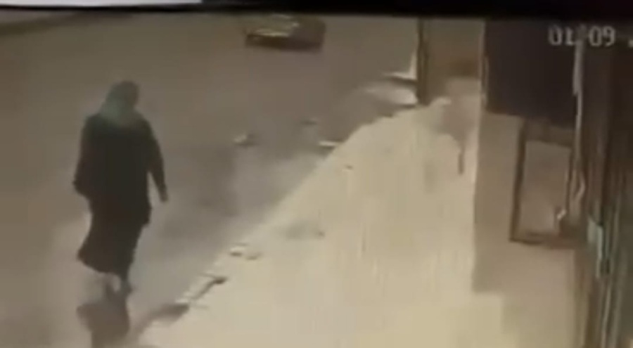 Kaldırımda yürürken üzerine pano devrilen kadın, 25 gün sonra vefat etti!