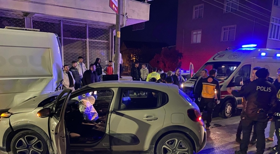 Alkollü sürücü park halindeki minibüse çarptı!