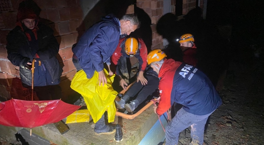 Sağanak sonrası heyelan riski taşıyan evde 5 kişi mahsur kaldı!