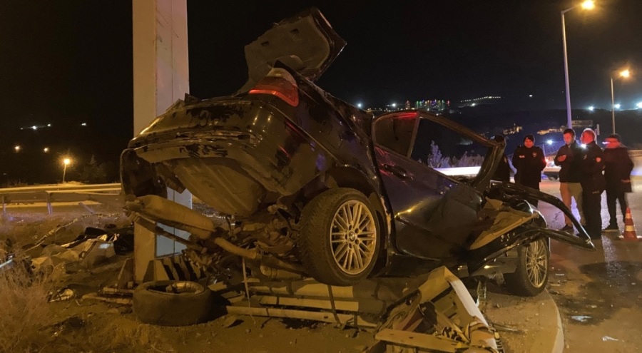Ankara'da direğe çarpan araçtaki 4 kişi hayatını kaybetti