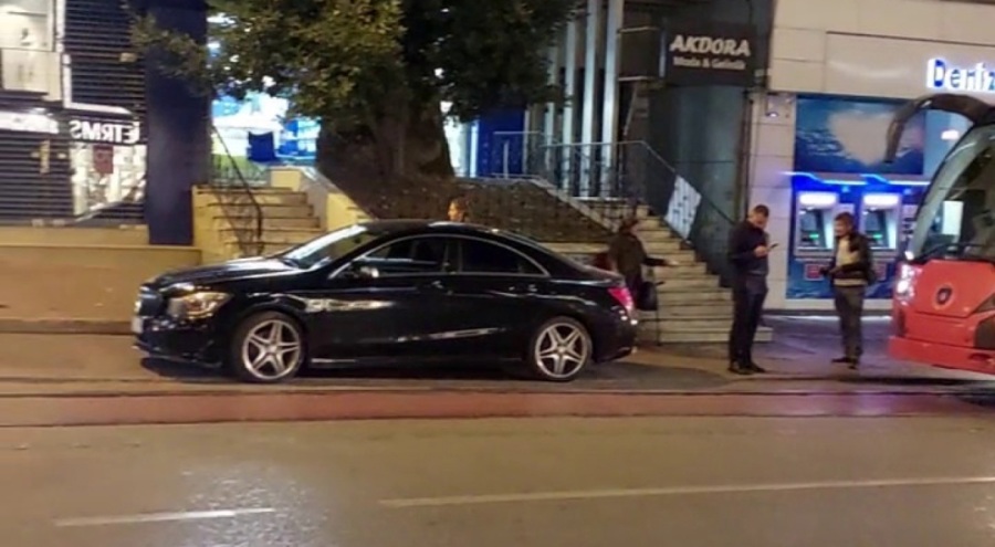 Bursa'da sevgili kavgası seferleri aksattı! Aracını tramvay yoluna bırakıp gitti