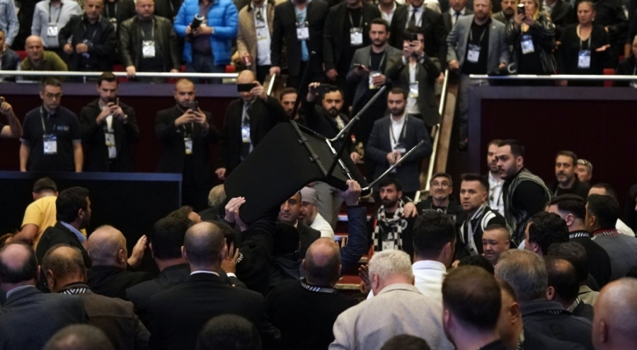 Beşiktaş kongresinde kavga çıktı, sandalyeler havada uçuştu