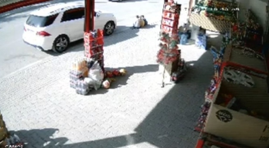 Bursa'da ciple kaldırımda oturan çocuğun ayağını ezdi