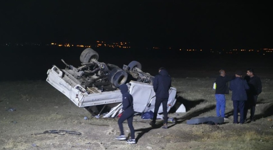 Kamyonetle çarpışan otomobil tarlaya savruldu! Çok sayıda yaralı var