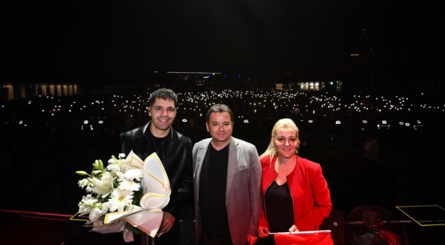 Osmangazililer Cumhuriyet Bayramını Emir Can İğrek ile kutladı