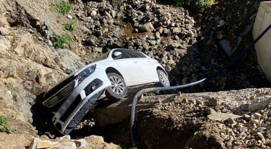 Otomobil menfezden aşağı yuvarlandı! Burunları bile kanamadan çıktılar