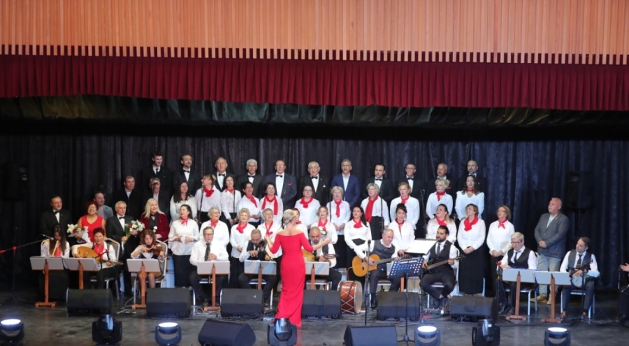 Gemlik'te Türk Sanat Müziği Korosu Atatürk'ün sevdiği şarkıları seslendirdi