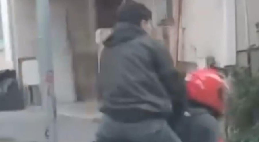 Bursa'nın motosiklete sığmak için sürücünün omzuna çıktı