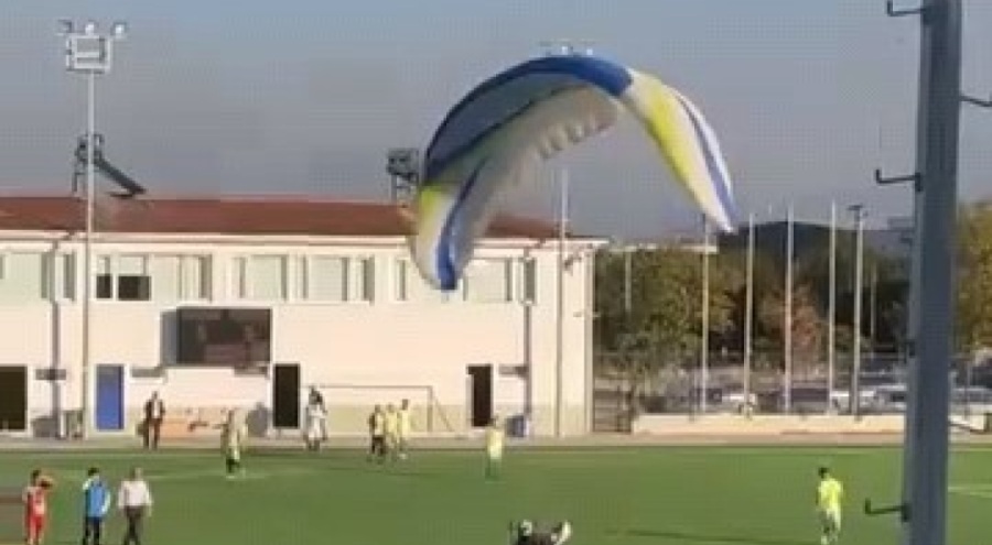 Bursa'da futbolcu ve taraftarlara sürpriz! Maçın oynandığı sahaya paraşütle iniş yaptı