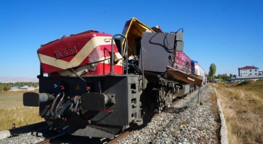 Yolcu treni beton pompasına çarptı: Ölü ve yaralılar var!