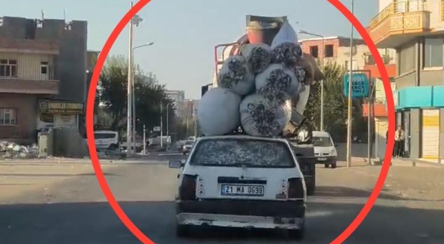 Otomobilinin tavanına bağladığı 6 çuval pamukla trafikte seyretti