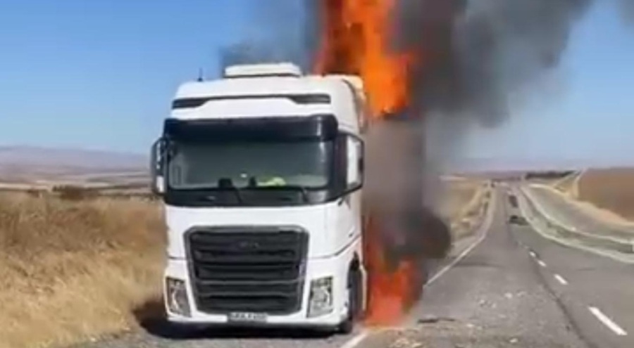 Seyir halindeki kağıt yüklü TIR yandı!