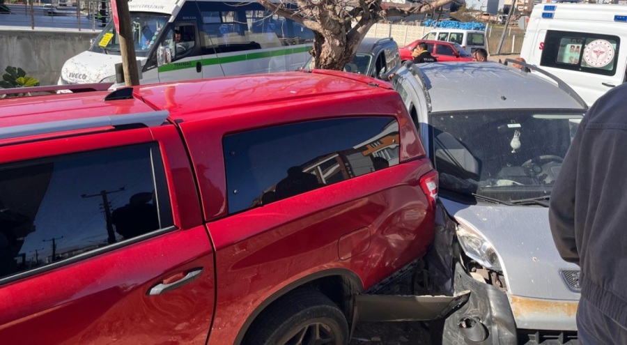 15 yaşındaki sürücünün seyir halinde ve park halindeki başka araca çarparak durdu