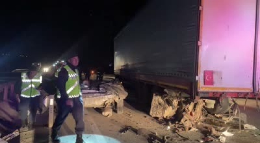 Lastiği patlayan tıra çarpan otomobilin sürücüsü yaşamını yitirdi