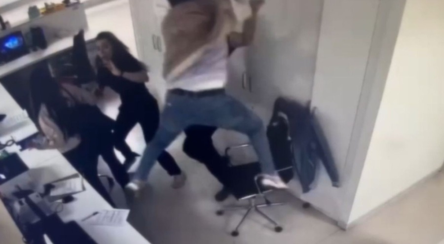 Kayınpederinin ameliyatının ertelenmesine sinirlenen zanlı doktora saldırdı