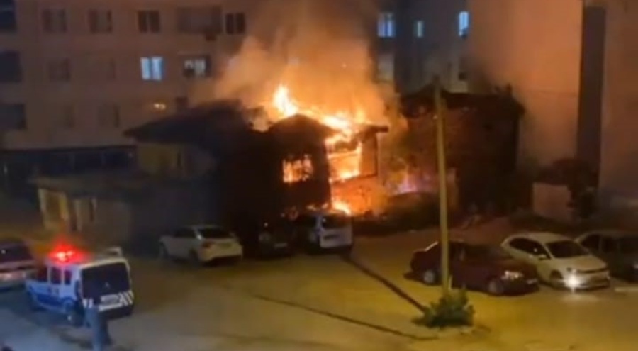 Ahşap bina alevlere teslim oldu