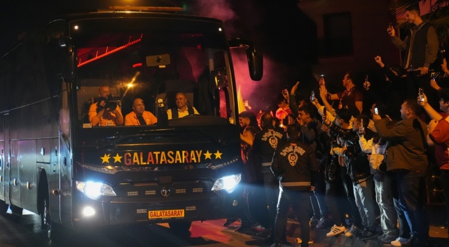 Derbiyi kazanan Galatasaray, Florya'da büyük bir coşkuyla karşılandı