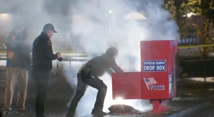 ABD'de seçim sandıklarına kundaklama!