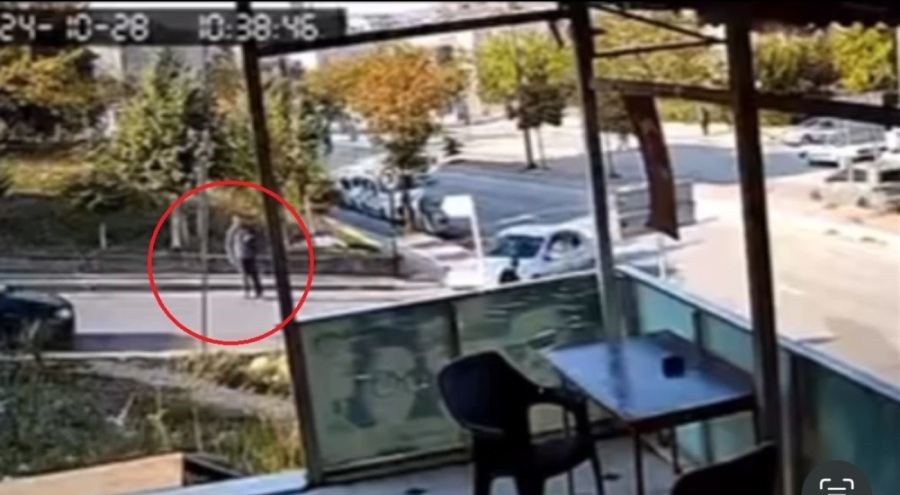 Bursa'da sürücü fenalaştı yokuş aşağı giden araç, önce yayaya sonra otomobile çarptı